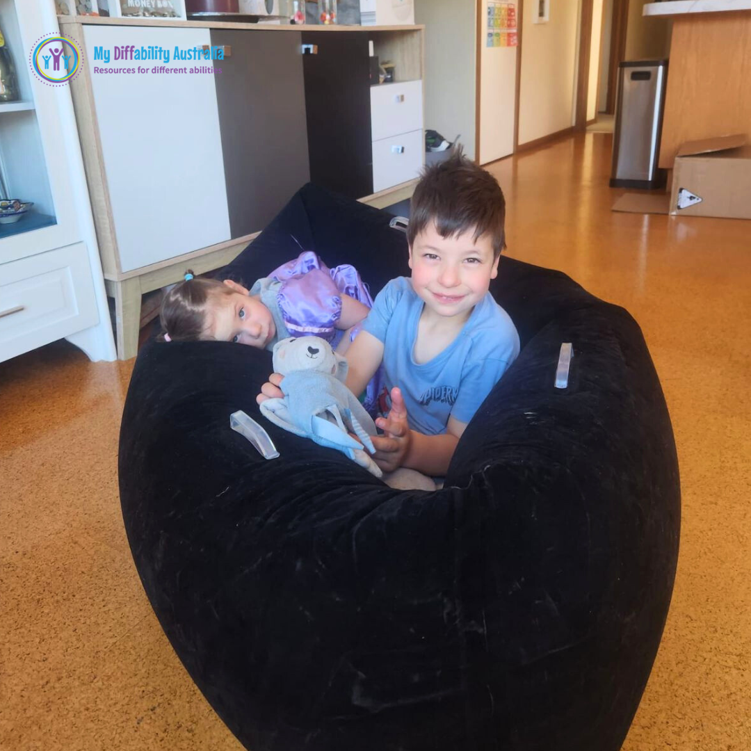 2 kids inside sensory peapod black