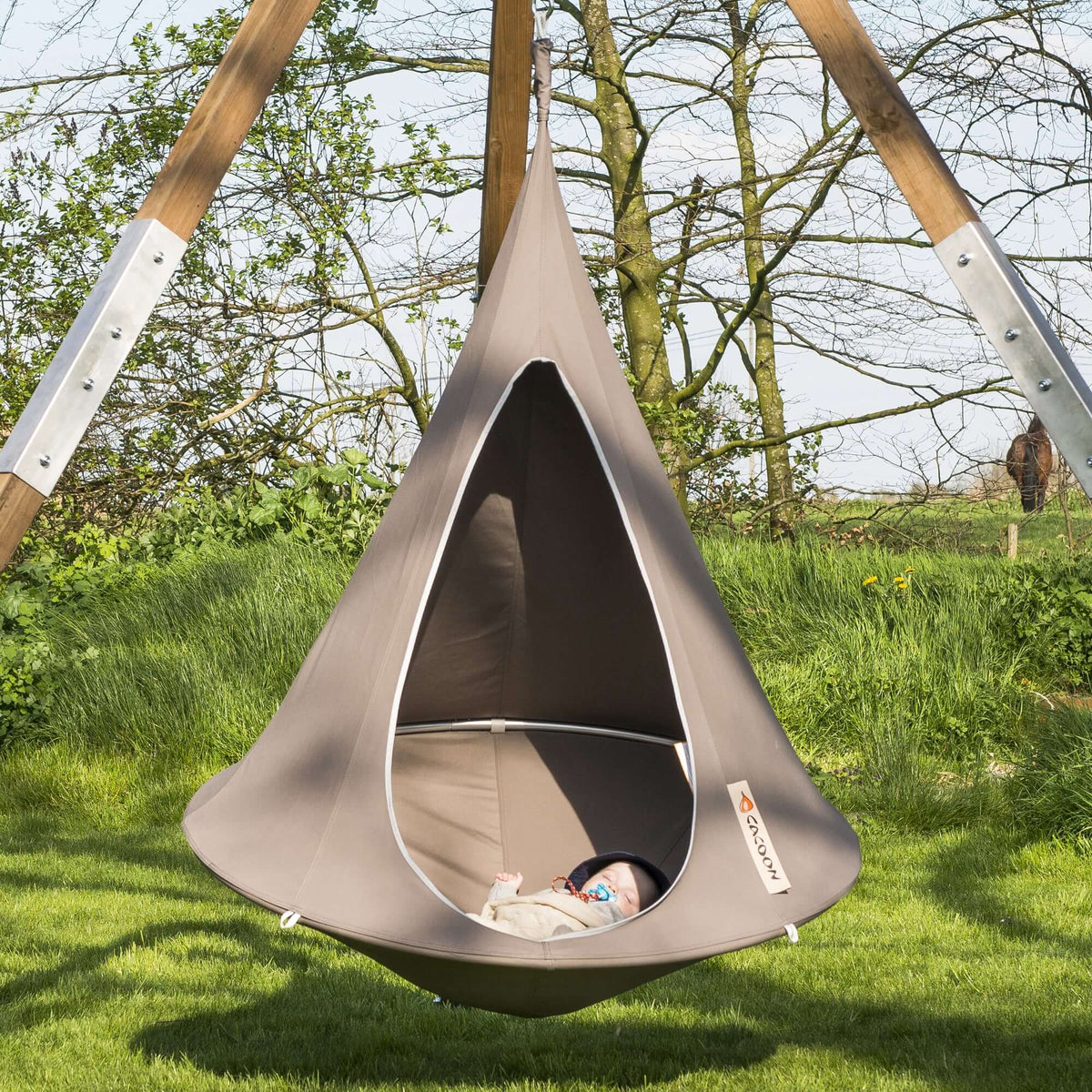 Kids Cacoon Taupe In Outdoor With Baby Inside It
