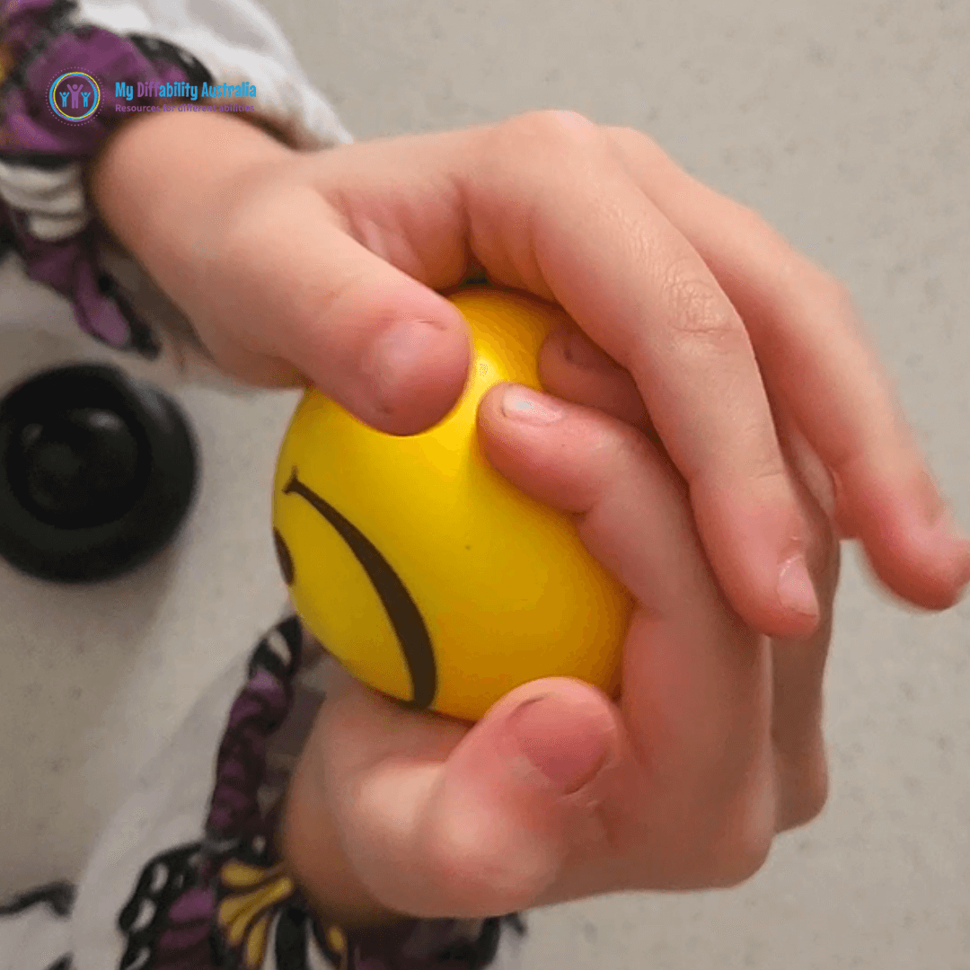 Squishing Smiley Squishy de stress ball